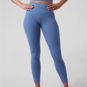 Athleta Salutation Stash Pocket II 7/8 Tight